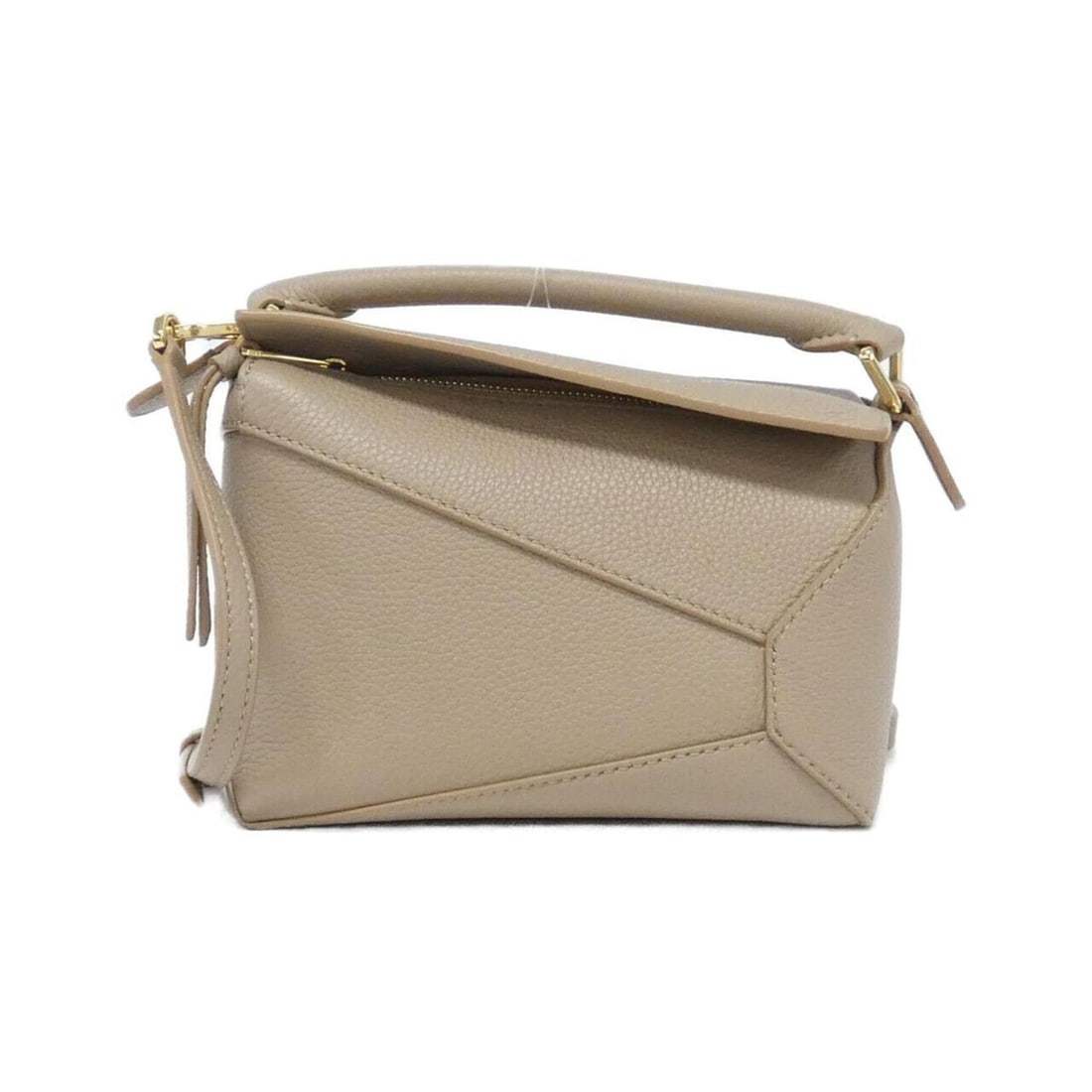 Loewe Puzzle Edge Mini A510P88X16 Handbag: --- Catalog ---Category: SizeSize (HxWxD): 12cm x 17cm x 7cm / 4.72'' x 6.69'' x 2.75''Category: DesignType: HandbagColor: Beige, SandGender: WomenMaterial: Leather Category: GeneralMPN: