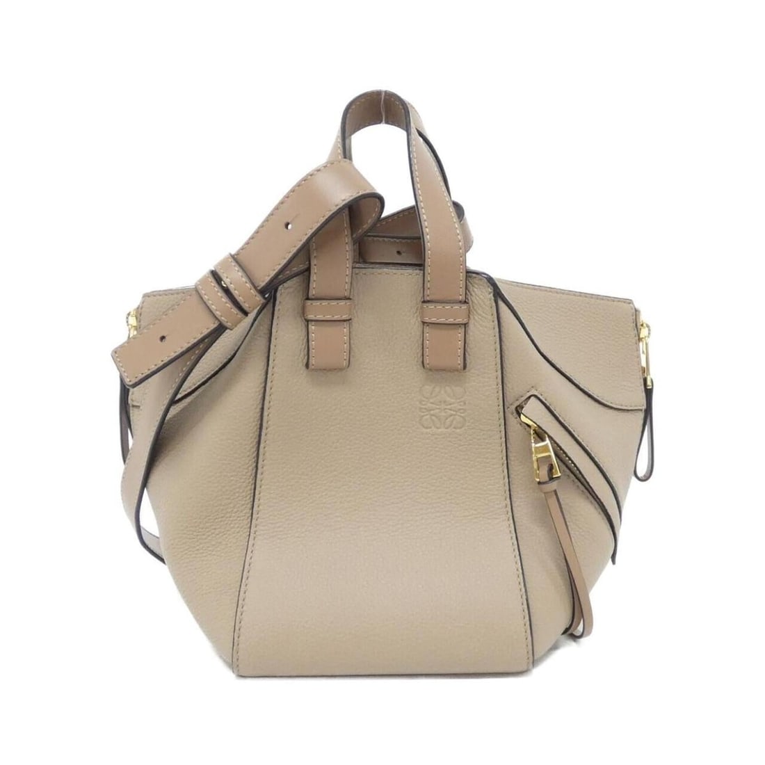 Loewe Hammock Compact A538H13X03 Shoulder Bag: --- Catalog ---Category: SizeSize (HxWxD): 20cm x 27cm x 21cm / 7.87'' x 10.62'' x 8.26''Category: DesignType: Shoulder bagColor: Beige, SandGender: Women,MenMaterial: Leather Leather/Fur Type: Calfsk
