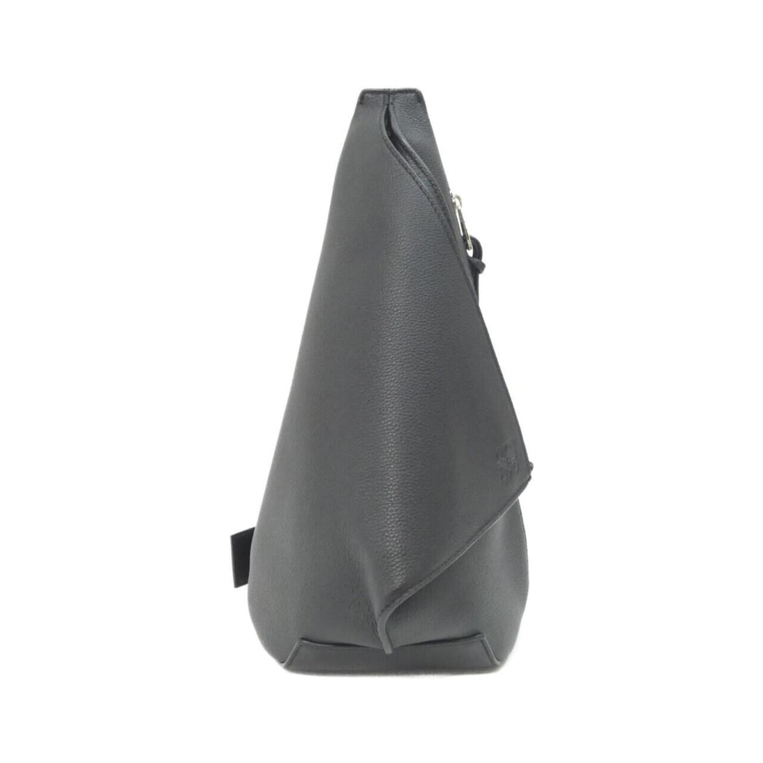 Loewe Anton Sling B511A09X12 Shoulder Bag: --- Catalog ---Category: SizeSize (HxWxD): 35cm x 17cm x 12cm / 13.77'' x 6.69'' x 4.72''Category: DesignType: Shoulder bagColor: BlackGender: Women,MenMaterial: Leather Leather/Fur Type: