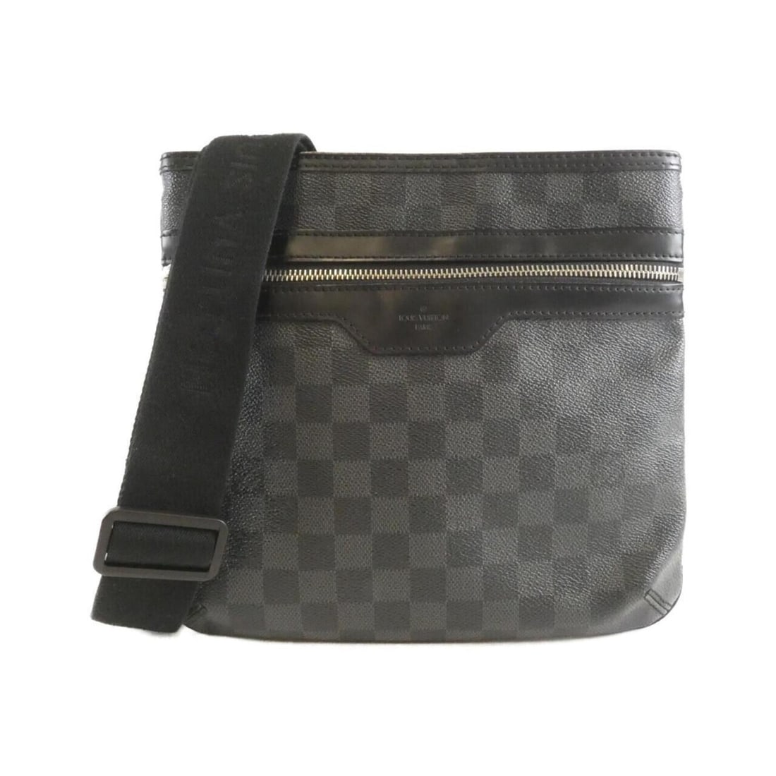 Louis Vuitton Damier Graphite Thomas N58028 Shoulder Bag: --- Catalog ---Category: SizeSize (HxWxD): 23cm x 25cm x 3cm / 9.05'' x 9.84'' x 1.18''Category: DesignType: Shoulder bagColor: Dark grayGender: MenMaterial: Coated canvas Category: GeneralMPN: