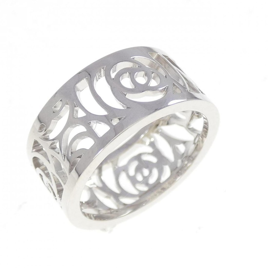 Chanel Camellia Medium Ring: --- Catalog ---Category: SizeUS Size: 5.5Brand Size: 50Category: DesignType: Band ringColor: White goldGender: WomenMaterial: White gold (18K)Category: GeneralMPN: J3398Brand: Chanel--- Item List