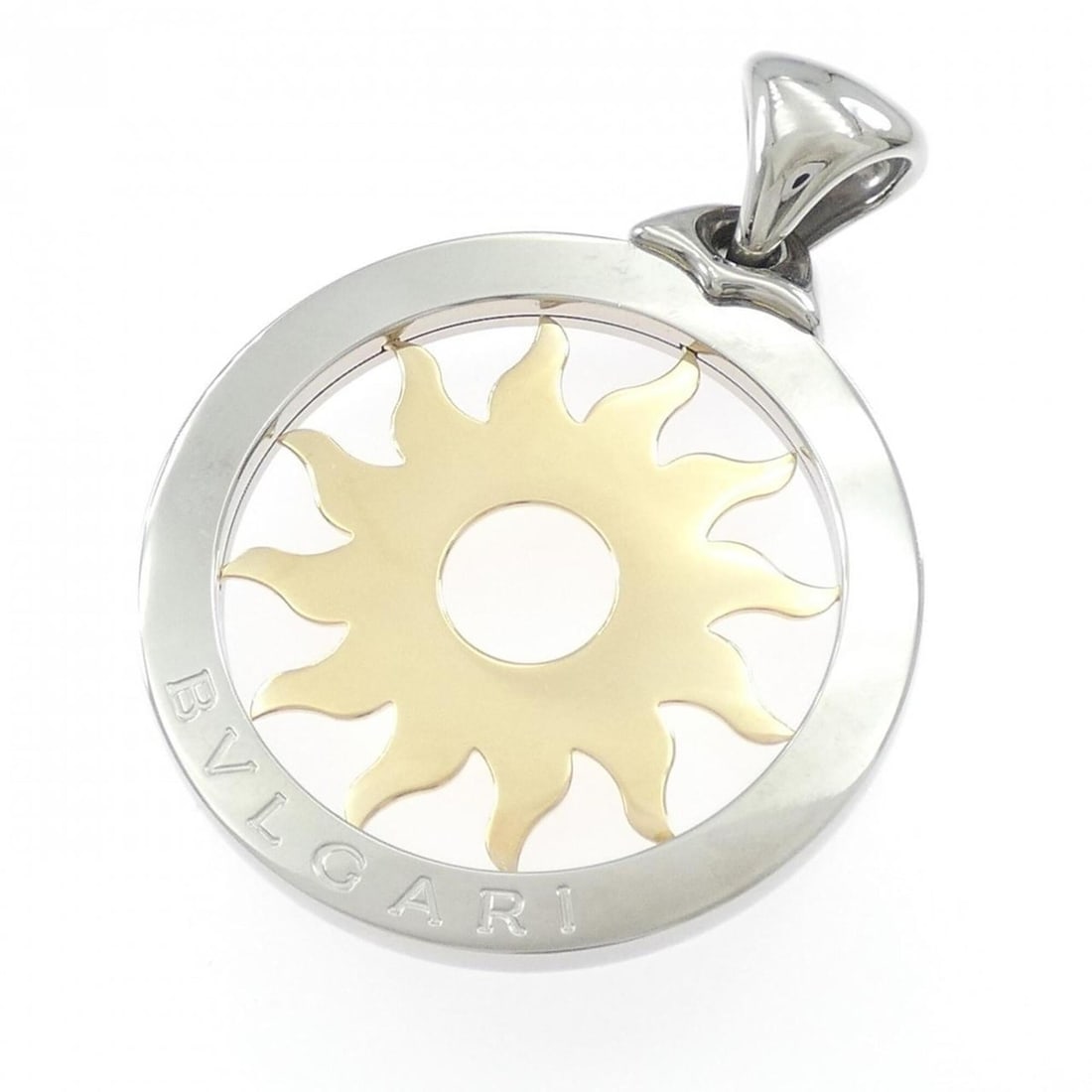 Bvlgari Tondo Sun Pendant: --- Catalog ---Category: SizePendant Size: 58.9mm x 43.4mm / 2.31'' x 1.7''Category: DesignColor: Silver, Yellow goldMaterial: Stainless steel, Yellow gold (18K)Pendant Type: PendantNecklace Type: