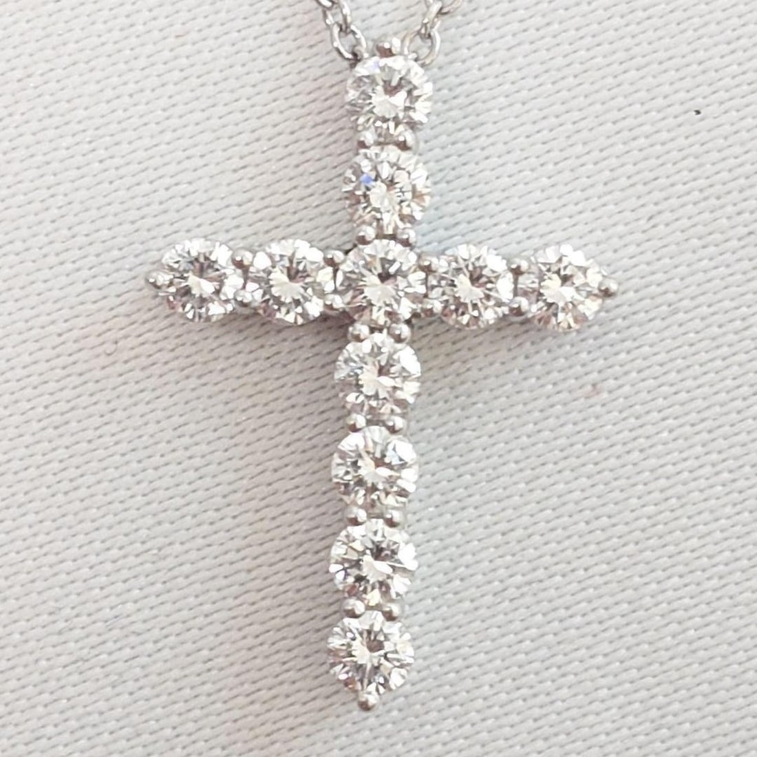 Tiffany Small Cross Diamond Necklace 7217 (Tiffany, polished): --- Catalog ---Category: SizePendant Size: 18.5mm x 13.2mm / 0.72'' x 0.51''Neck Circumference: 40.5 cm / 15.94''Category: DesignGender: WomenMaterial: Platinum 950Pendant Type: PendantNecklace Type: