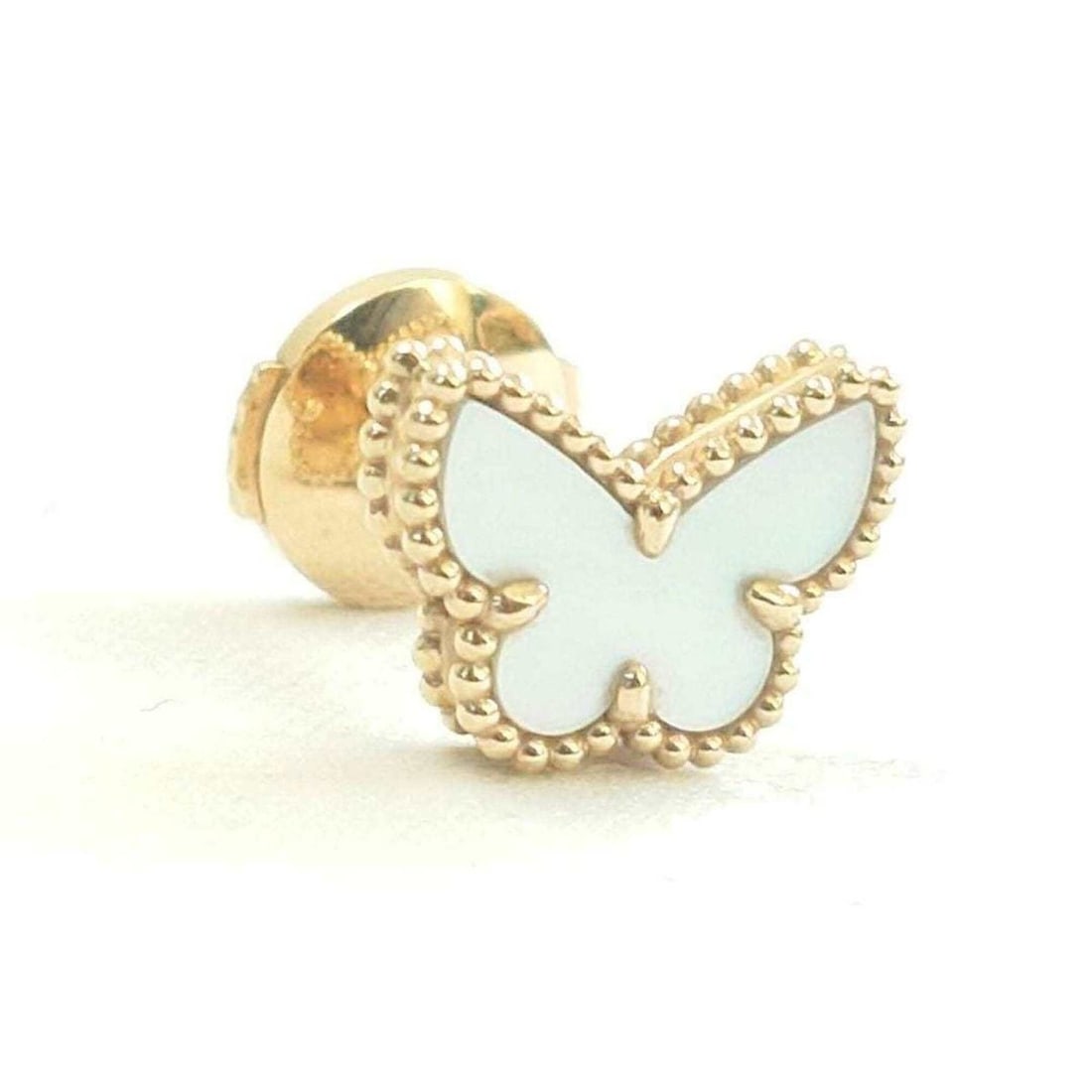 Van Cleef & Arpels Sweet Alhambra Papillon Earring (Single Earring) 7338: --- Catalog ---Category: SizeSize (HxWxD): 8.10mm x 10.80mm / 0.32'' x 0.43''Category: DesignType: Stud earringsGender: Men,WomenMaterial: Shell, Yellow gold (18K)Single earring: YesCategory: GeneralB