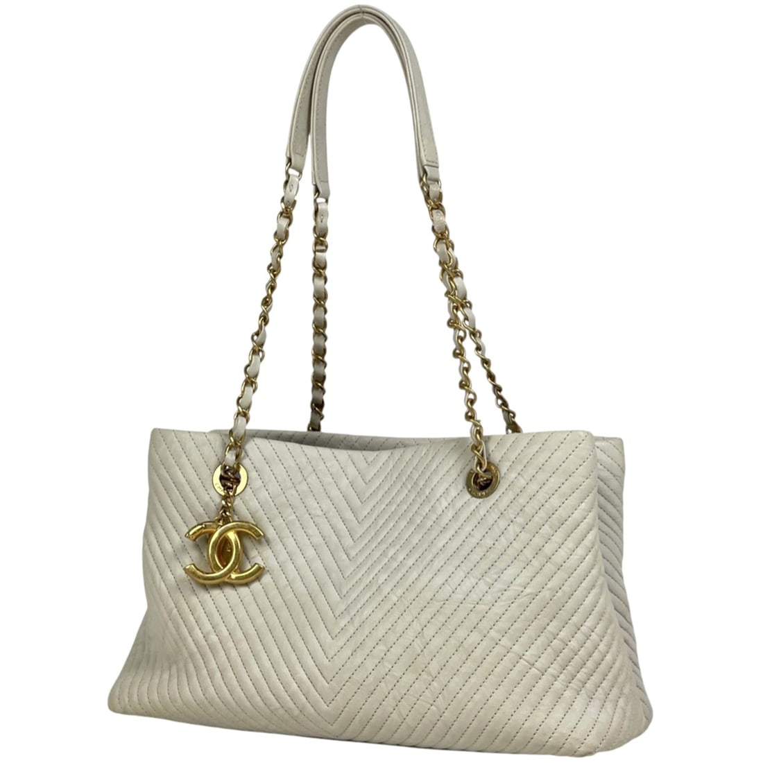 Chanel V-stitch chain tote bag with Coco Mark charm and chevron pattern. Leather in ivory. Women's.: --- Catalog ---Category: SizeSize (HxWxD): 18cm x 31cm x 12.5cm / 7.08'' x 12.2'' x 4.92''Category: DesignType: Shoulder bag, Tote bagColor: IvoryGender: WomenMaterial: Leather Category: GeneralBrand:
