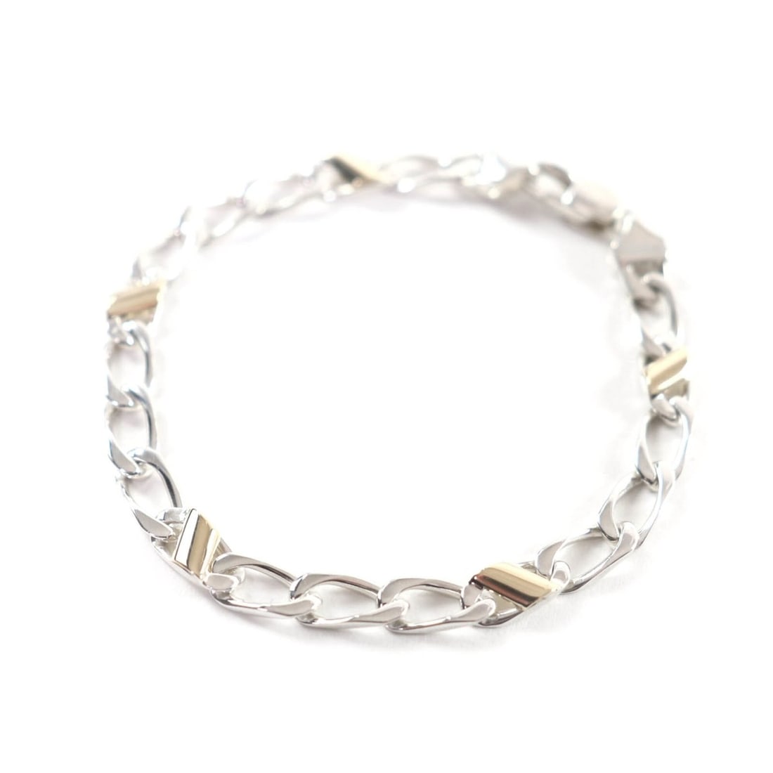 TIFFANY&Co. Tiffany Vintage 925 750 Figaro Chain Bracelet, Silver and Gold, Made in Italy, Weight: --- Catalog ---Category: SizeLength: 19.5cm / 7.67''Category: DesignType: Charm braceletColor: Gold, SilverGender: WomenMaterial: Gold (18K), Silver 925Category: GeneralBrand: TiffanyCountry of Origin