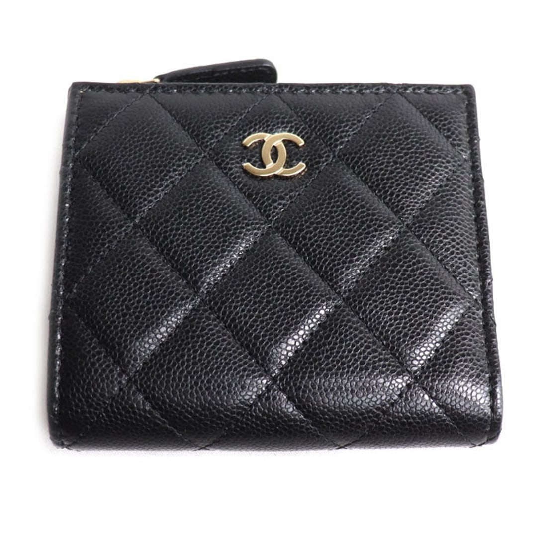 CHANEL Matelassé Small Wallet, Bi-fold Black, AP3388, Women's: --- Catalog ---Category: SizeSize (HxWxD): 9.5cm x 10.5cm x 2cm / 3.74'' x 4.13'' x 0.78''Category: DesignType: Wallet (bi-fold)Color: BlackGender: WomenMaterial: Leather Leather/Fur Type: CalfskinCat