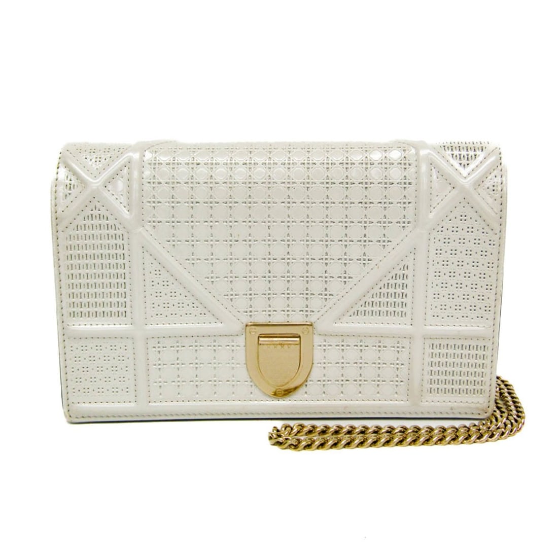 Christian Dior Diorama Women's Patent Leather Chain/Shoulder Wallet Pearl White: --- Catalog ---Category: SizeSize (HxWxD): 12cm x 19cm x 3cm / 4.72'' x 7.48'' x 1.18''Strap / Chain Length: 1.21m / 47.63''Category: DesignType: Chain/Shoulder walletColor: Pearl whiteGender: WomenCl