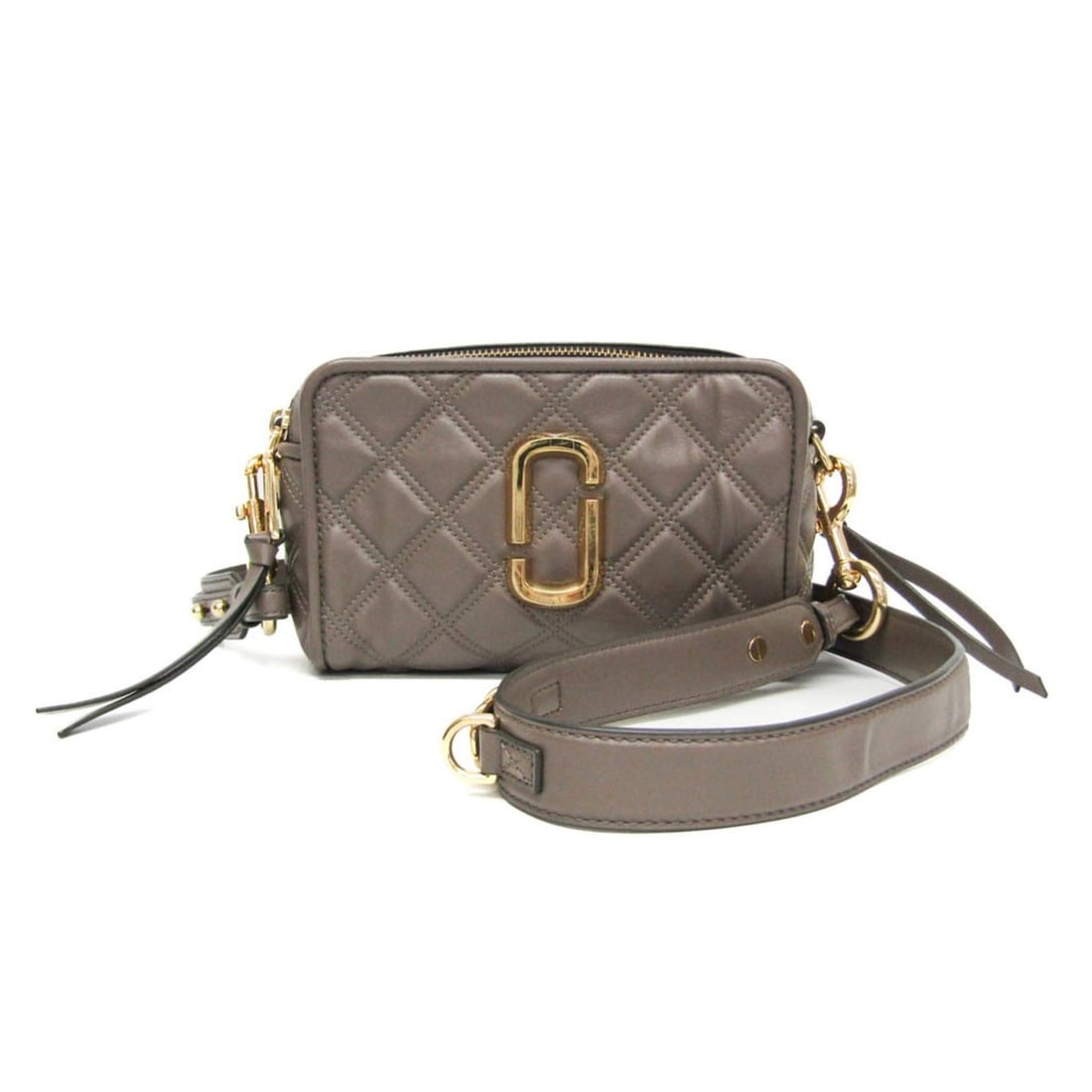 Marc Jacobs The Quilted Softshot M0015419 Women's Leather Shoulder Bag Gray Beige: --- Catalog ---Category: SizeSize (HxWxD): 15cm x 22cm x 8cm / 5.9'' x 8.66'' x 3.14''Strap Length: 123cm - 137cm / 48.42'' - 53.93''Category: DesignType: Shoulder bagColor: Gray beigeGender: WomenClo