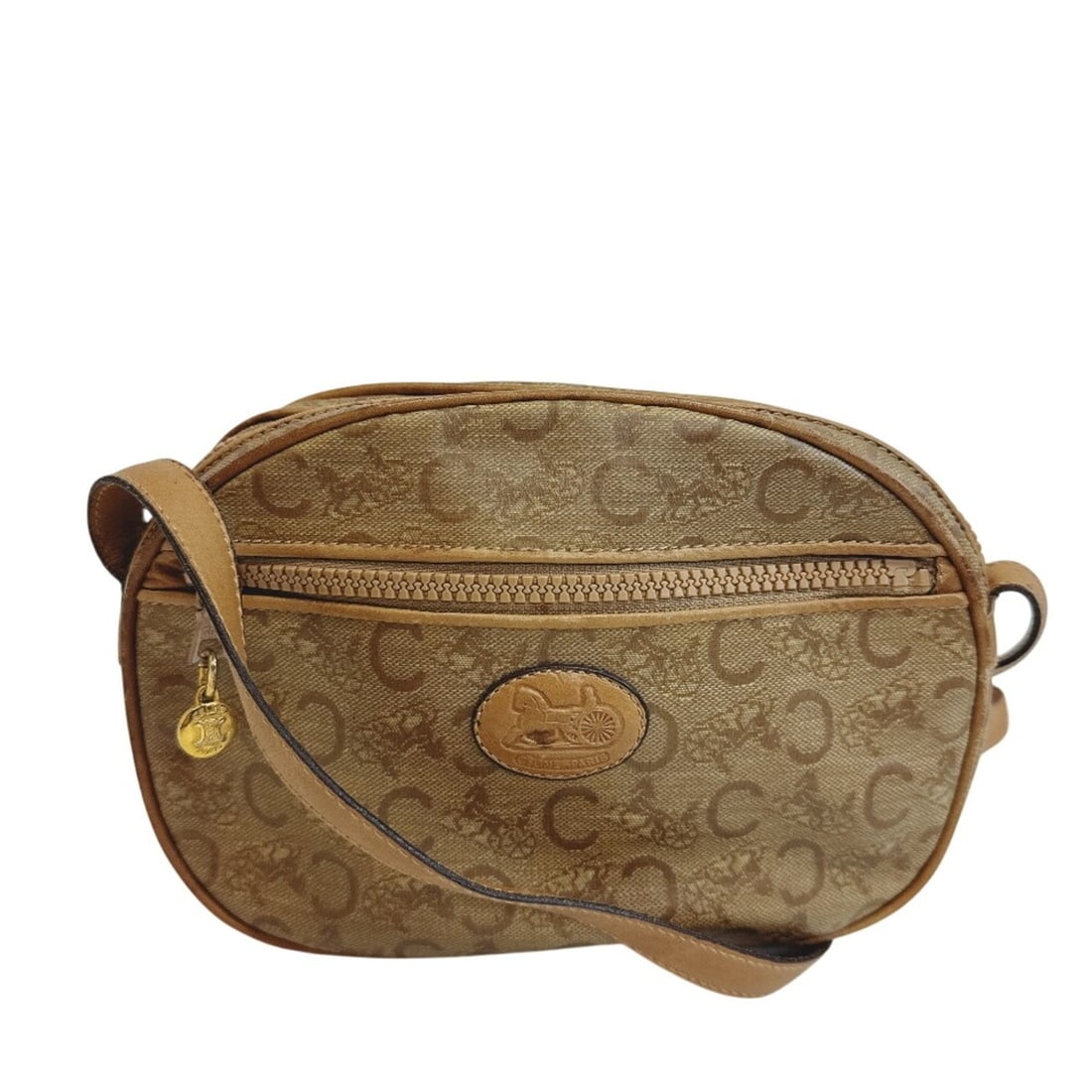 CELINE Sulky Pochette C Carriage Pattern Shoulder Bag Brown: --- Catalog ---Category: SizeSize (HxWxD): 14cm x 21cm x 5.5cm / 5.51'' x 8.26'' x 2.16''Category: DesignType: Pochette, Shoulder bagColor: BrownGender: WomenMaterial: PVC , Leather Hardware Color: Go
