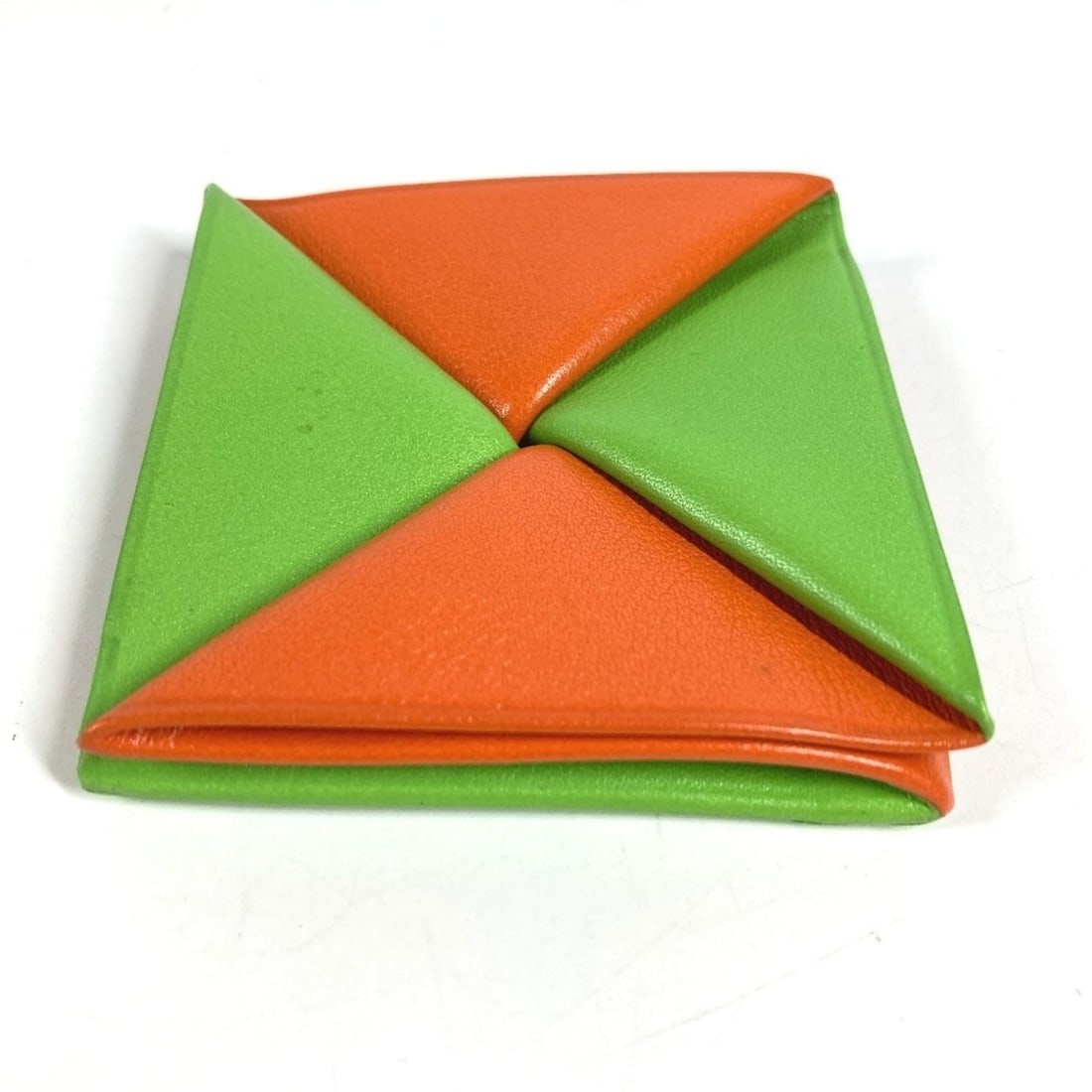 HERMES Zulu Bicolor Square Wallet Coin Purse Leather Men's Women's Green: --- Catalog ---Category: DesignType: Coin purse/coin caseColor: Green, OrangeGender: Men,Women,UnisexMaterial: Leather Category: GeneralLine: ZuluBrand: HermesCountry of Origin: France--- Item List --
