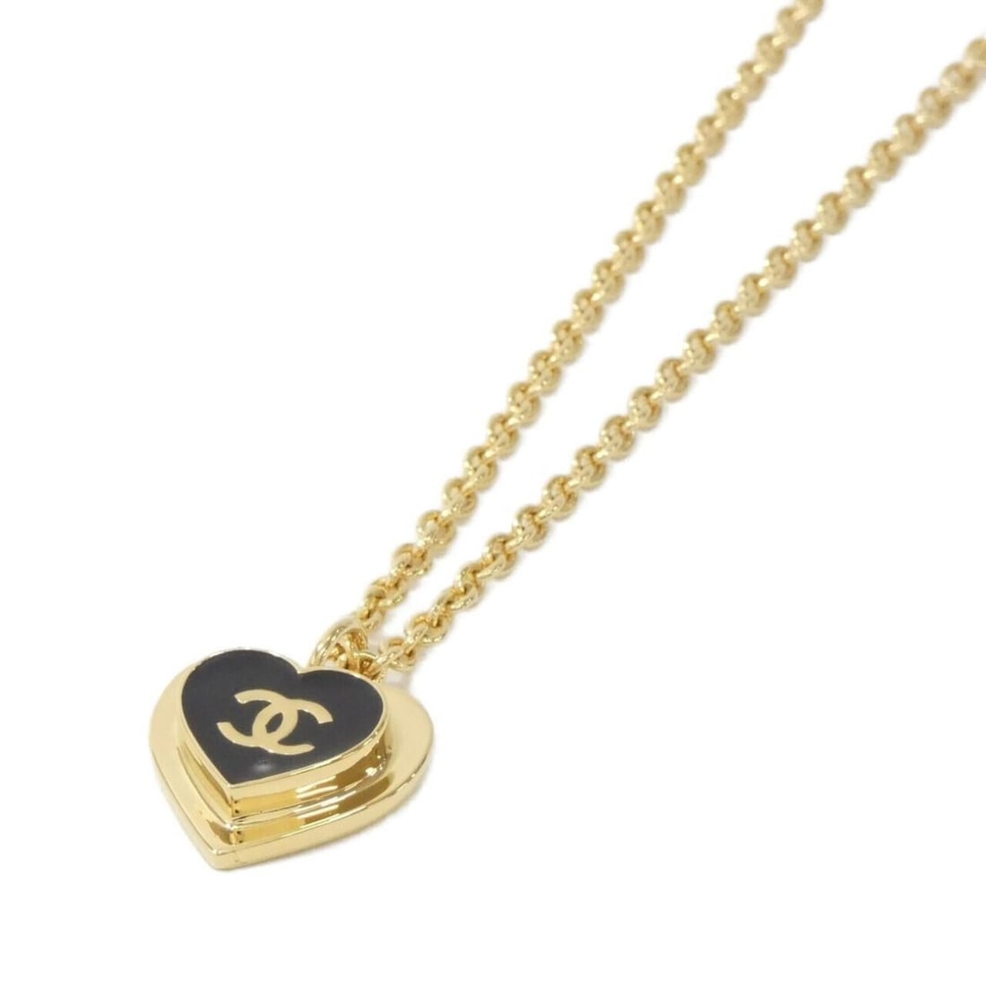Chanel ABH168 Necklace: --- Catalog ---Category: SizePendant Size: 20mm x 20mm / 0.78'' x 0.78''Neck Circumference: 40 cm - 46 cm / 15.74'' - 18.11''Category: DesignColor: Black, GoldGender: Men,WomenNecklace Type: