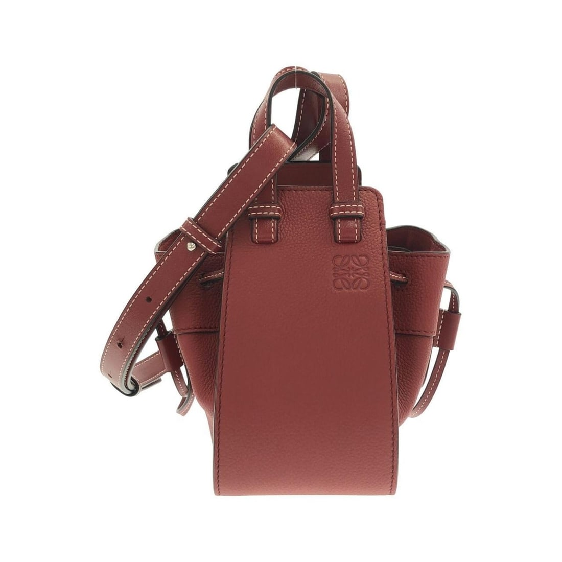 Loewe Hammock Drawstring Mini 314 12 V07 Shoulder Bag: --- Catalog ---Category: SizeSize (HxWxD): 19cm x 11cm x 17cm / 7.48'' x 4.33'' x 6.69''Category: DesignType: Shoulder bagColor: Gold, Red colorGender: Men,WomenMaterial: Leather Hardware Color: