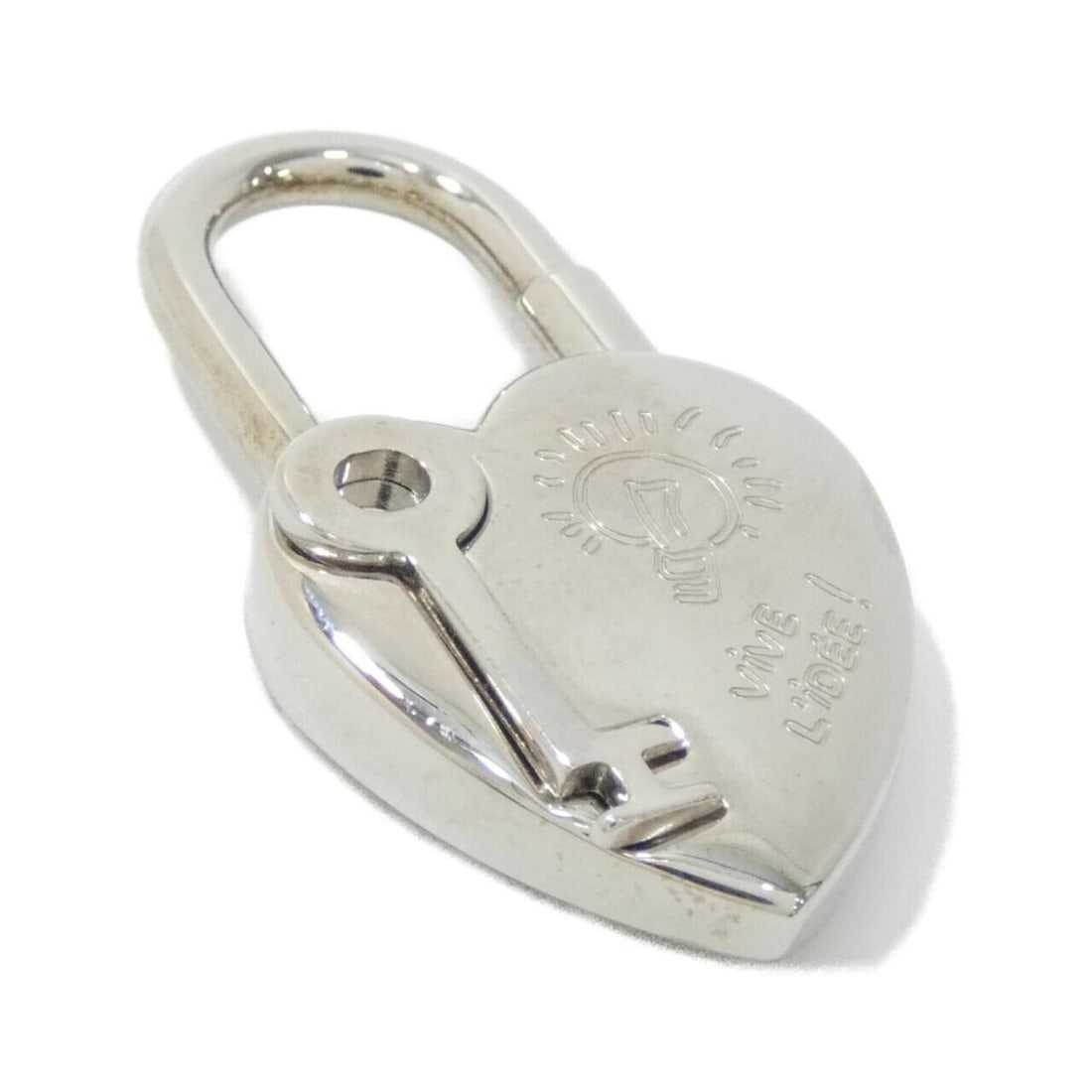 Hermes HEART Cadena 041337CK Keychain: --- Catalog ---Category: DesignType: KeyringColor: SilverGender: Men,WomenCategory: GeneralMPN: 041337CKBrand: Hermes--- Item List ---Section: ConditionRanking: Rank A Used - A few traces of usage,