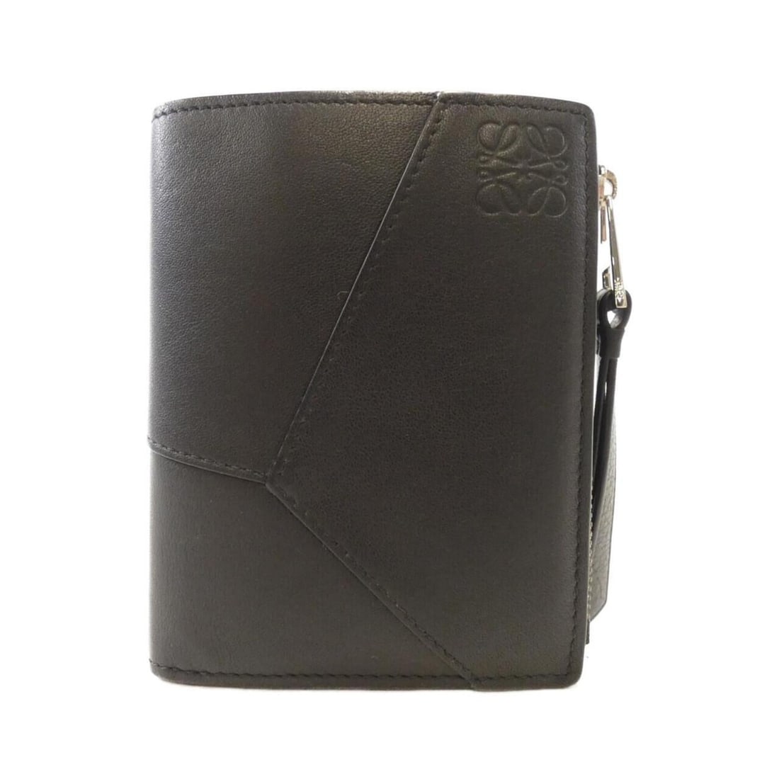 Loewe Puzzle C510W73X08 Wallet: --- Catalog ---Category: SizeSize (HxWxD): 12cm x 9cm x 1cm / 4.72'' x 3.54'' x 0.39''Category: DesignType: Wallet (bi-fold)Color: BlackGender: WomenMaterial: Leather Leather/Fur Type: