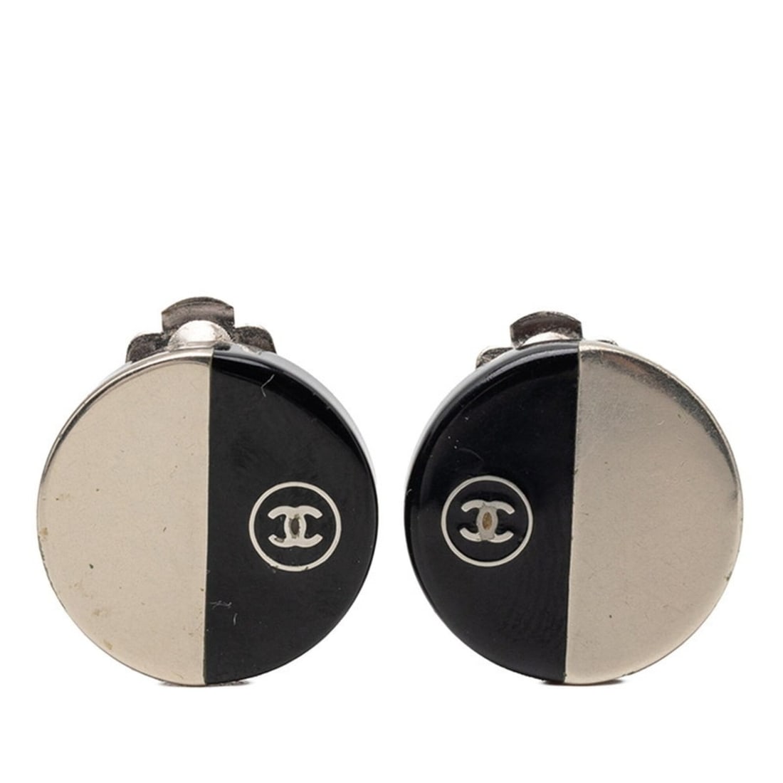 Chanel Coco Mark Round Earrings, Silver, Black Metal, Plastic, Women's.: --- Catalog ---Category: SizeSize (HxWxD): 18.60mm x 18.60mm / 0.73'' x 0.73''Category: DesignType: Clip earringsColor: Black, SilverGender: WomenMaterial: Metal, PlasticCategory: GeneralBrand: Chanel