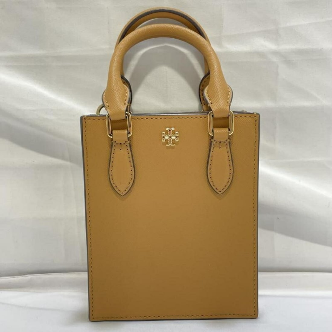 TORY BURCH Shoulder Bag 10009171 Brown: --- Catalog ---Category: SizeSize (HxWxD): 17cm x 14cm x 4.5cm / 6.69'' x 5.51'' x 1.77''Category: DesignType: Shoulder bagColor: BrownGender: WomenCategory: GeneralBrand: Tory Burch--- Item List