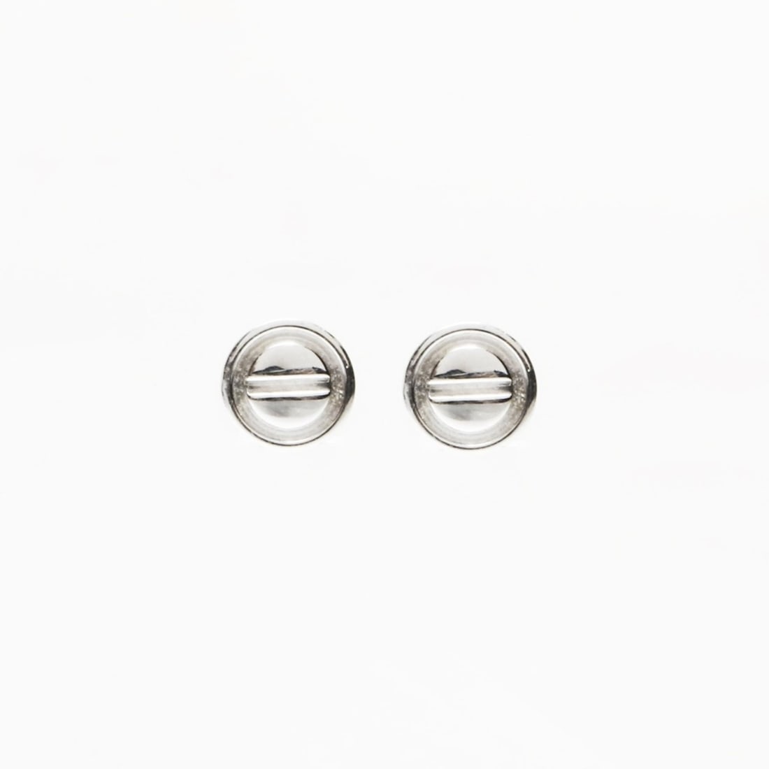 Cartier AU750 WG Love Earrings, Silver: --- Catalog ---Category: SizeSize (HxWxD): 17.00mm x 17.00mm / 0.67'' x 0.67''Category: DesignType: Stud earringsColor: SilverMaterial: White gold (18K)Category: GeneralLine: LoveBrand: Cartier--- Ite