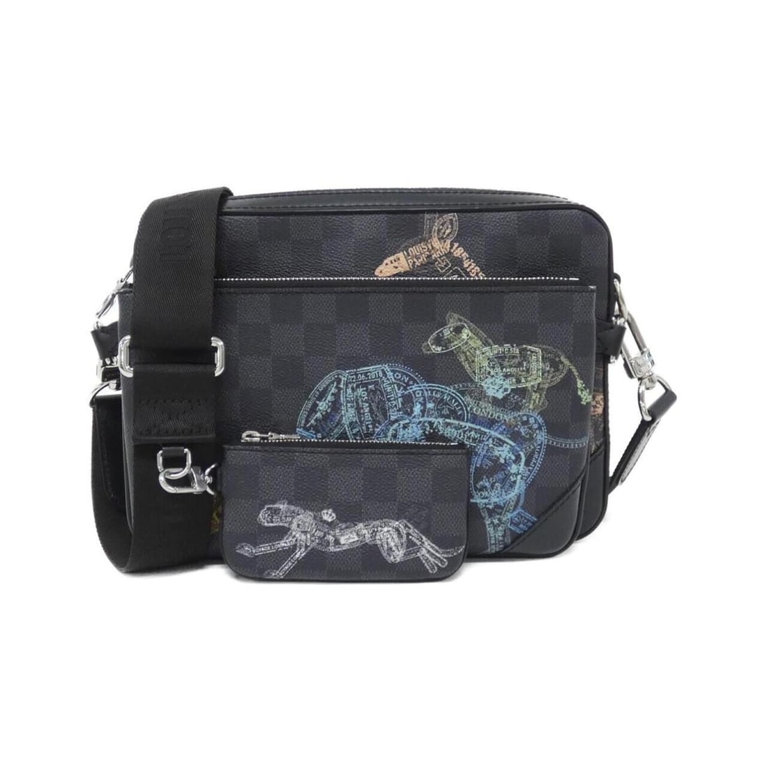Louis Vuitton Damier Graphite Stamp Trio Messenger N58040 Shoulder Bag: --- Catalog ---Category: SizeSize (HxWxD): 18cm x 23cm x 7cm / 7.08'' x 9.05'' x 2.75''Category: DesignType: Pouch, Shoulder bagColor: GraphiteGender: MenMaterial: Leather Hardware Color: