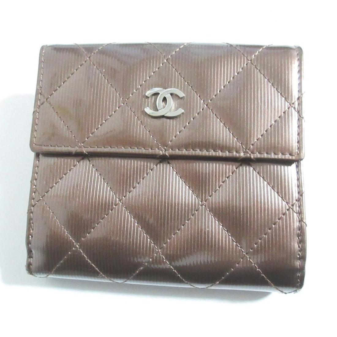 CHANEL Matelassé Patent Leather Double Snap Compact Wallet, Bronze Color, Women's: --- Catalog ---Category: SizeSize (HxWxD): 10cm x 11cm x 3cm / 3.93'' x 4.33'' x 1.18''Category: DesignType: Wallet (bi-fold)Color: BronzeGender: WomenMaterial: Patent leather Category: GeneralBrand: