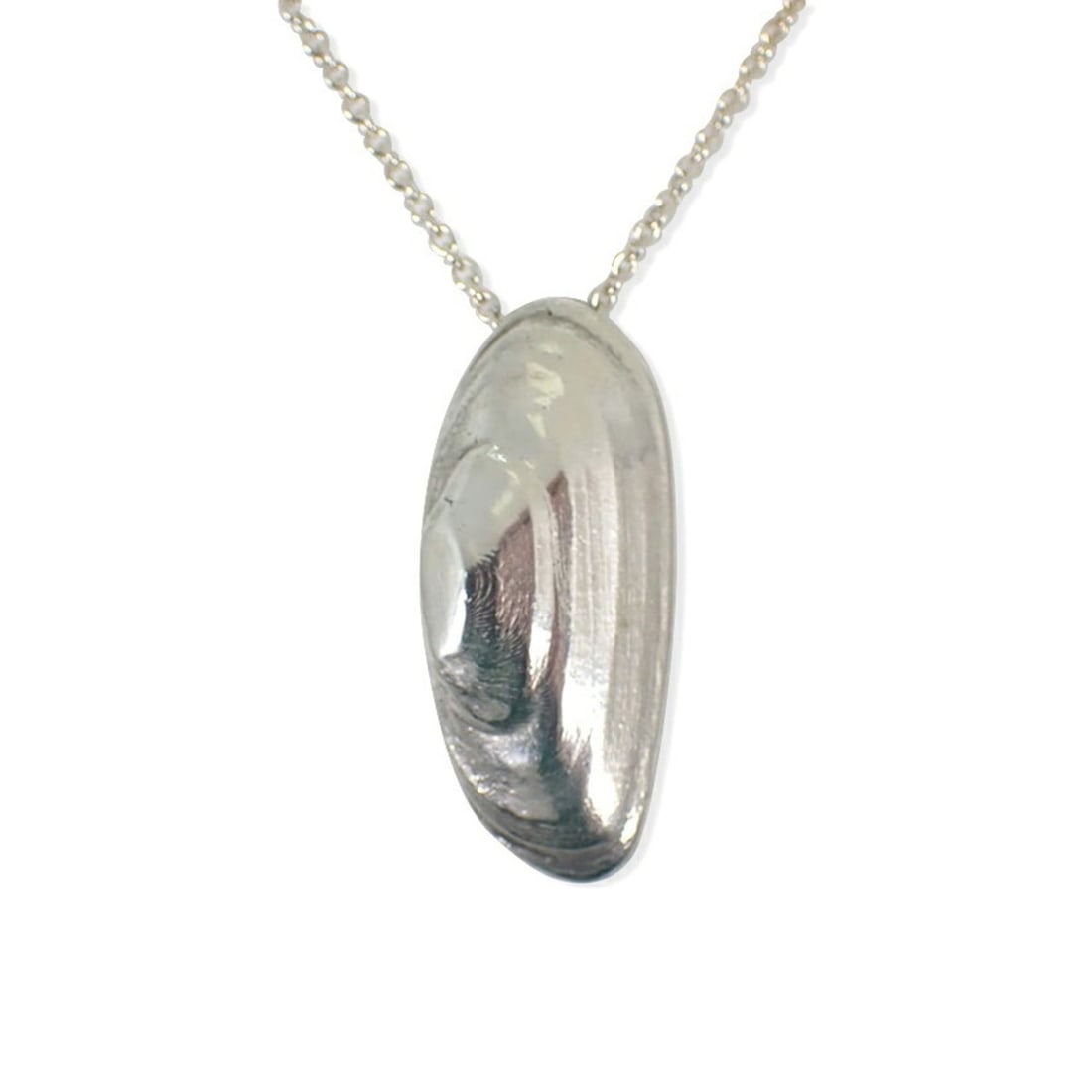 TIFFANY & Co. 925 Shell Oyster Pendant Necklace: --- Catalog ---Category: SizePendant Size: 24.5mm x 11mm / 0.96'' x 0.43''Neck Circumference: 40.5 cm / 15.94''Category: DesignGender: WomenMaterial: Sterling silver 925Necklace Type: Pendant