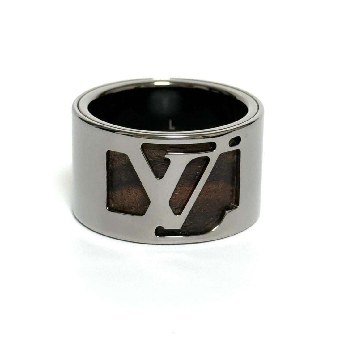 Louis Vuitton Men's Wide Ring, Berg, Cape Town: --- Catalog ---Category: SizeJP Size: 22US Size: 10.5Category: DesignType: Band ringColor: SilverGender: MenMaterial: MetalCategory: GeneralBrand: Louis VuittonCountry of Origin: Italy--- Item List
