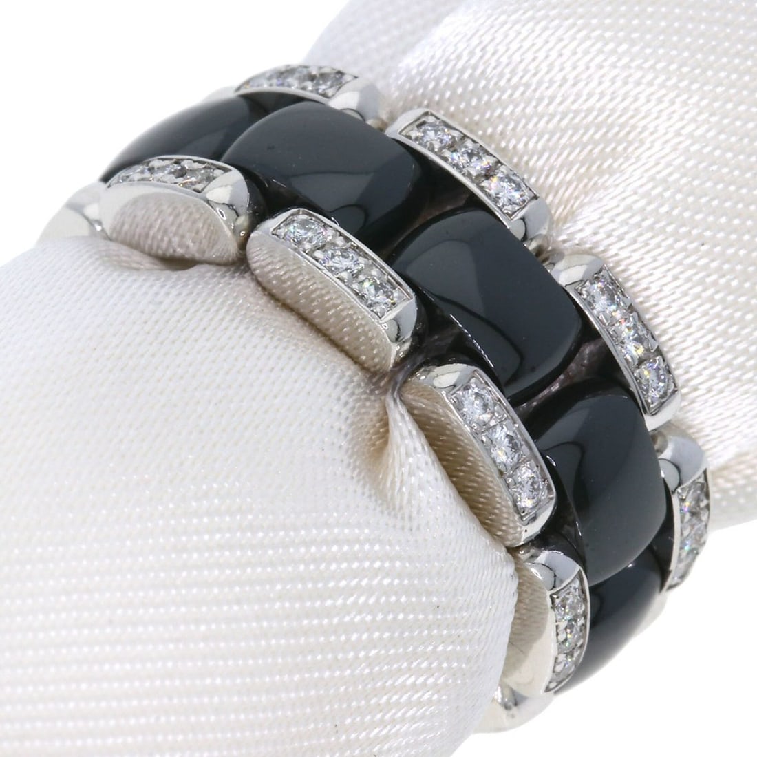 Chanel Ultra Ring Diamond Black Ceramic 18K White Gold/Ceramic Women's CHANEL: --- Catalog ---Category: SizeJP Size: 5US Size: 3.5Category: DesignType: Band ringStone: DiamondGender: WomenMaterial: Ceramic, White gold (18K)Category: GeneralBrand: Chanel--- Item List ---Section: