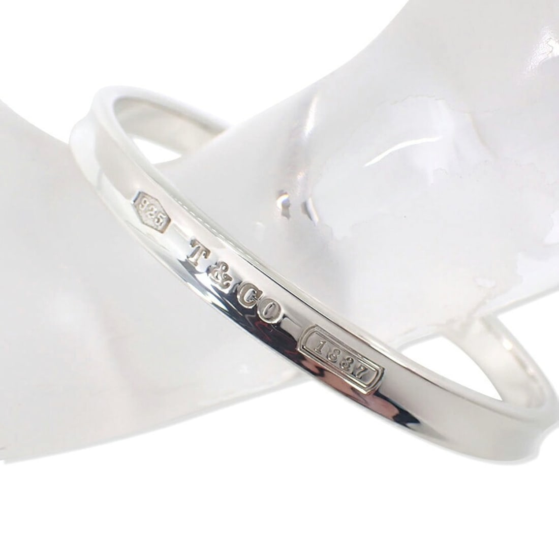 TIFFANY & Co. 925 1837 Narrow Bangle: --- Catalog ---Category: SizeLength: 19.5cm / 7.67''Category: DesignType: BangleGender: WomenMaterial: Sterling silver 925Category: GeneralBrand: Tiffany--- Item List ---Section: ConditionRanking: