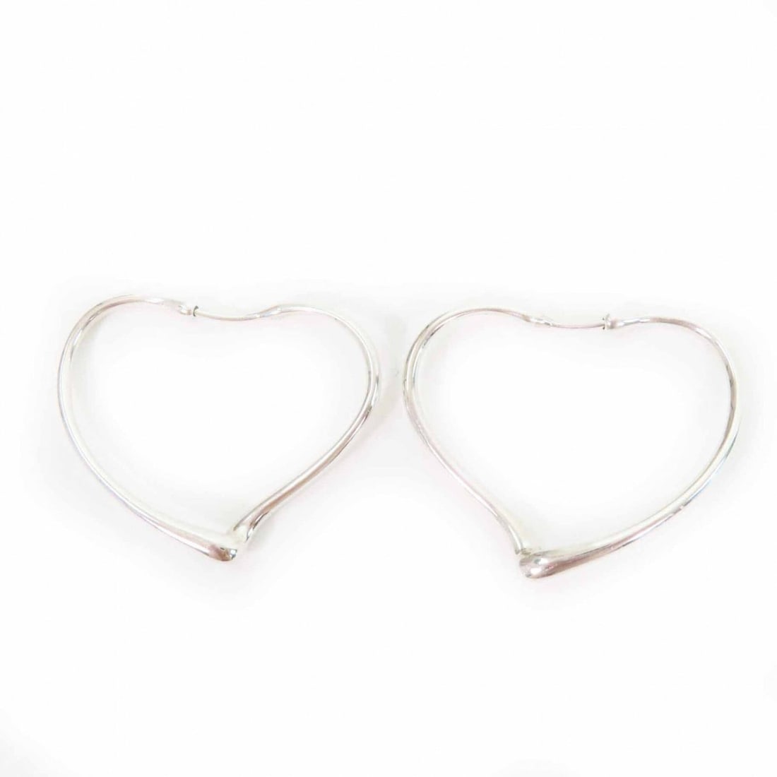 TIFFANY&Co. Tiffany Open Heart Hoop Earrings (Pair) AG925 Silver, Comes with Box and Dust Bag,: --- Catalog ---Category: SizeSize (HxWxD): 35.00mm x 35.00mm / 1.38'' x 1.38''Category: DesignType: Hoop earringsColor: SilverGender: WomenMaterial: Silver 925Category: GeneralBrand: Tiffany--- Item L