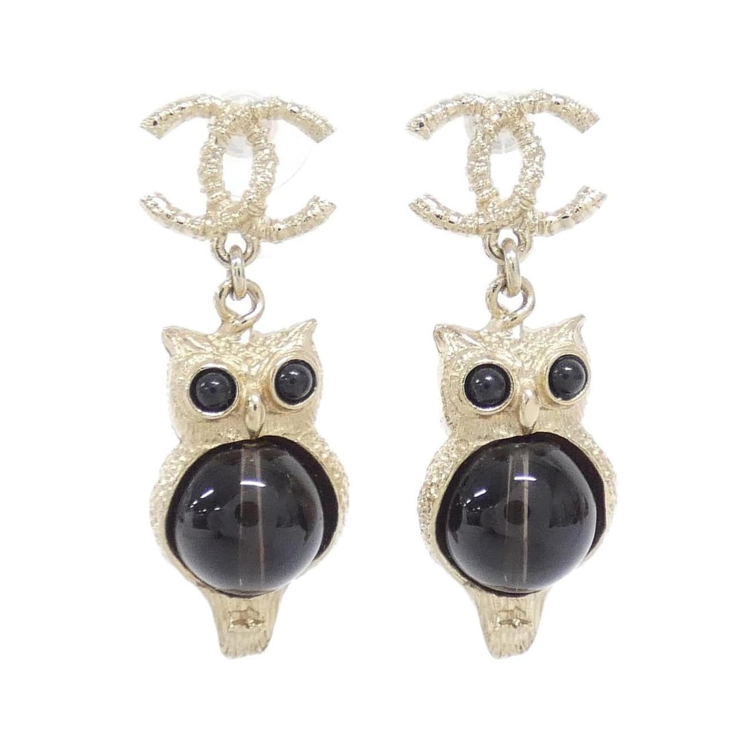 Chanel earrings: --- Catalog ---Category: SizeSize (HxWxD): 42.00mm x 16.00mm / 1.65'' x 0.63''Category: DesignType: Stud earringsColor: Black, Brown, GoldGender: WomenCategory: GeneralBrand: Chanel--- Item List ---Se