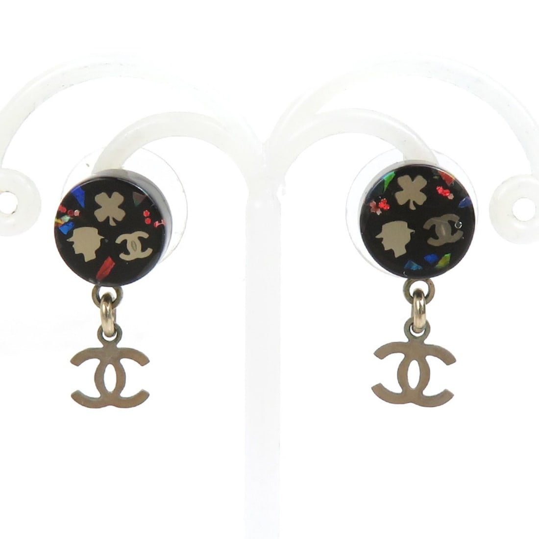 Chanel earrings, resin and metal, black silver, for women. Free shipping. r11107a: --- Catalog ---Category: SizeSize (HxWxD): 20.00mm x 9.00mm / 0.79'' x 0.35''Category: DesignType: Stud earringsColor: Black, SilverGender: WomenMaterial: Metal, ResinCategory: GeneralBrand: Chanel---