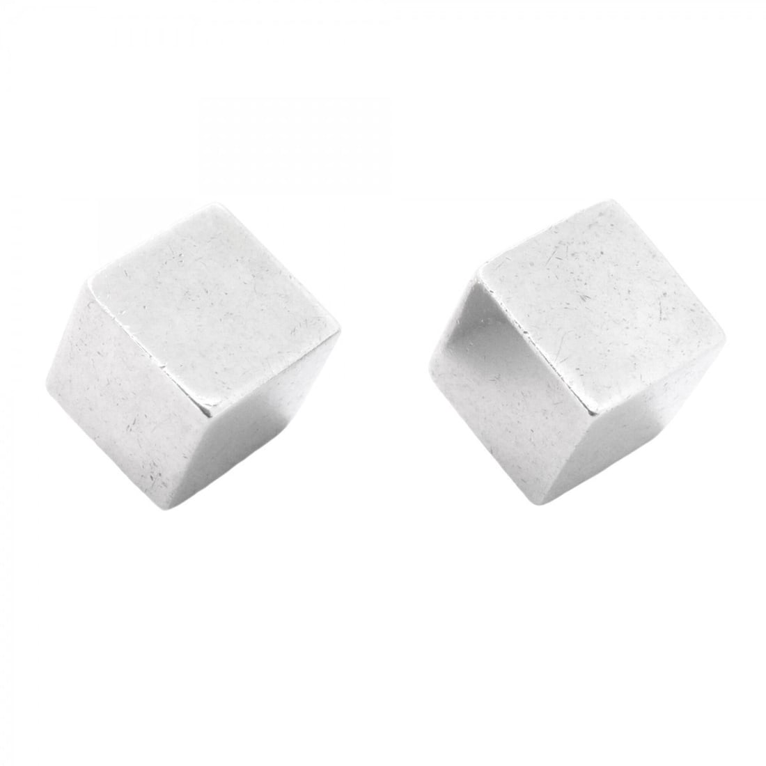 Tiffany & Co. Cube Earrings, Sterling Silver 925, Women's: --- Catalog ---Category: SizeSize (HxWxD): 7.00mm x 7.00mm / 0.28'' x 0.28''Category: DesignType: Stud earringsGender: WomenMaterial: Silver 925Category: GeneralBrand: Tiffany--- Item List ---Section: