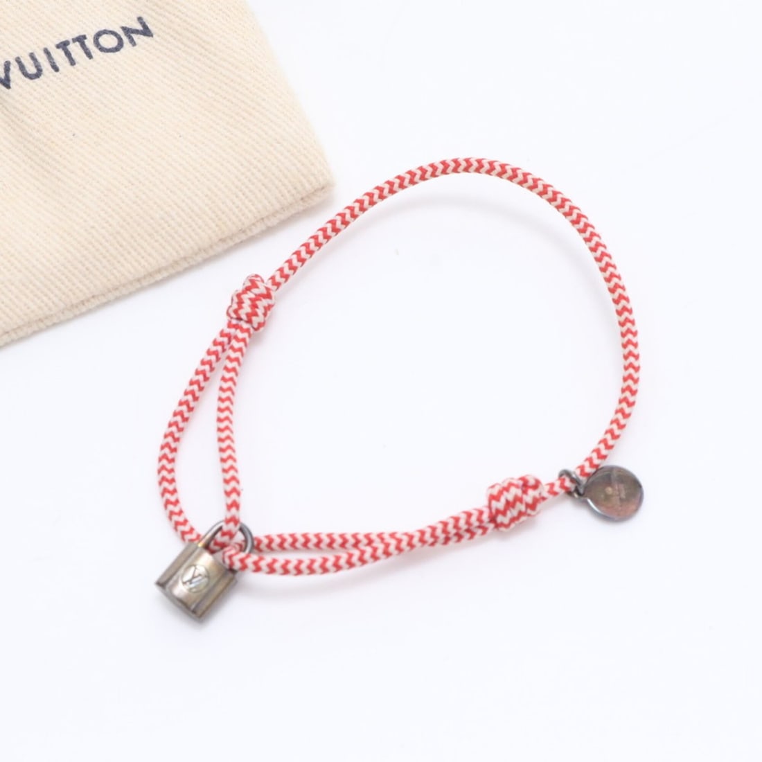 Louis Vuitton Bracelet Silver Lockit Sophie Turner SV 925 for Men: --- Catalog ---Category: SizeLength: 19cm / 7.48''Category: DesignType: Charm braceletColor: Red color, WhiteGender: Men,WomenMaterial: Silver 925Category: GeneralBrand: Louis VuittonCountry of Origin