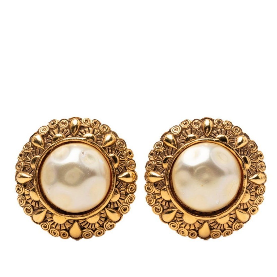 Chanel Round Earrings, Gold Plated, Faux Pearl, Women's.: --- Catalog ---Category: SizeSize (HxWxD): 31.00mm x 31.40mm / 1.22'' x 1.24''Category: DesignType: Clip earringsColor: GoldGender: WomenMaterial: Gold platingCategory: GeneralBrand: Chanel--- Item Li