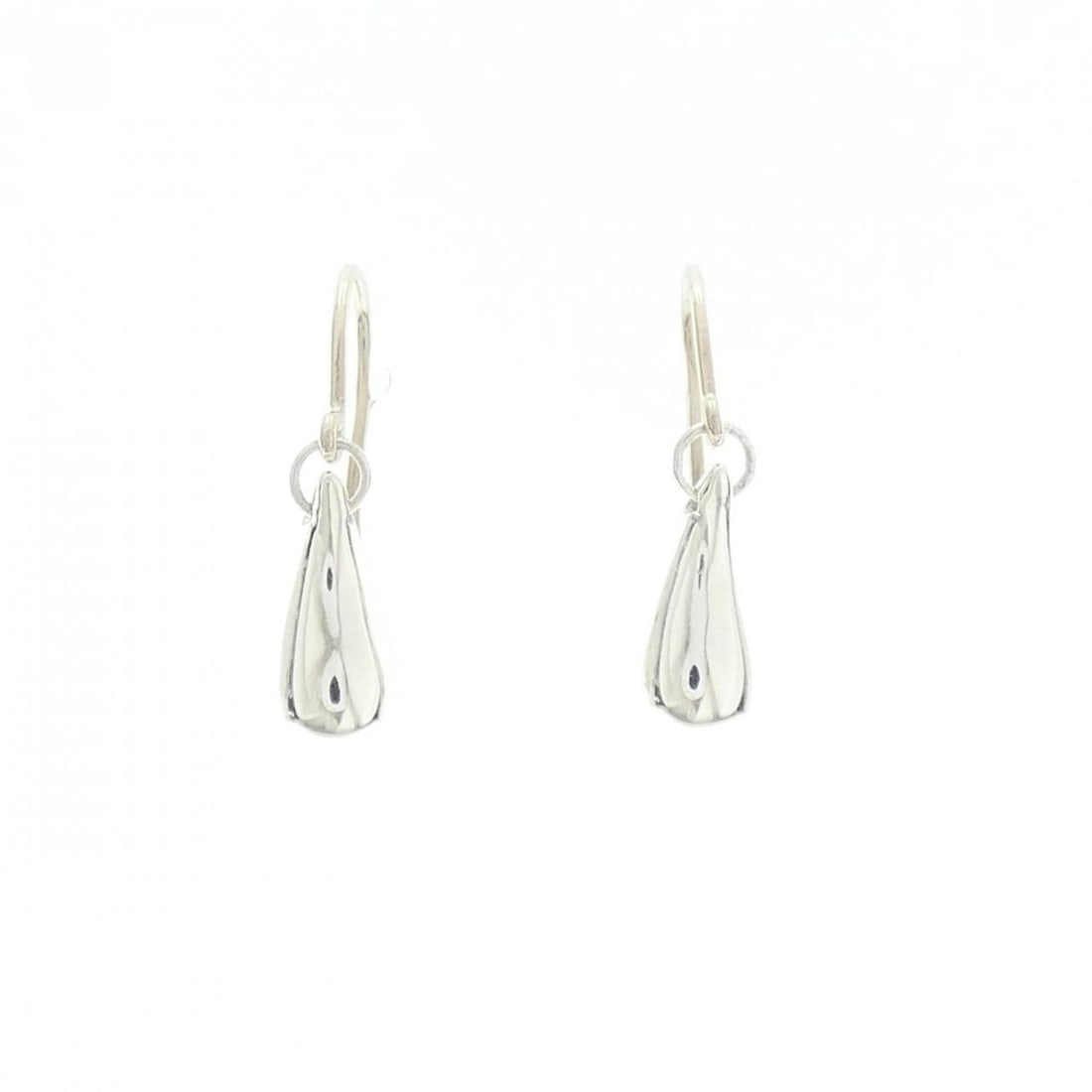 Tiffany & Co. Teardrop Earrings: --- Catalog ---Category: SizeSize (HxWxD): 13.90mm x 5.60mm / 0.55'' x 0.22''Category: DesignType: Stud earringsGender: WomenMaterial: Silver 925Category: GeneralBrand: Tiffany--- Item List