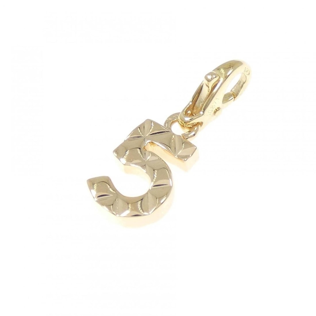 Chanel 5 Charms: --- Catalog ---Category: SizeSize (HxWxD): 20.70mm x 7.90mm / 0.81'' x 0.31''Category: DesignType: Necklace charmGender: WomenMaterial: Yellow gold (18K)Category: GeneralBrand: Chanel--- Item List ---
