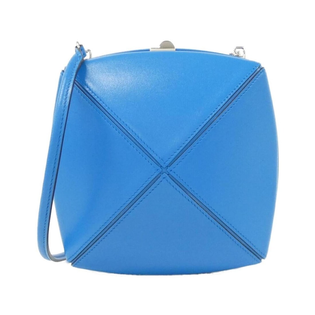 Hermes Crew Medor 076179CK Shoulder Bag: --- Catalog ---Category: SizeSize (HxWxD): 14cm x 14cm x 5cm / 5.51'' x 5.51'' x 1.96''Category: DesignType: Shoulder bagColor: BlueGender: WomenCategory: GeneralMPN: 076179CKBrand: Hermes--- Item