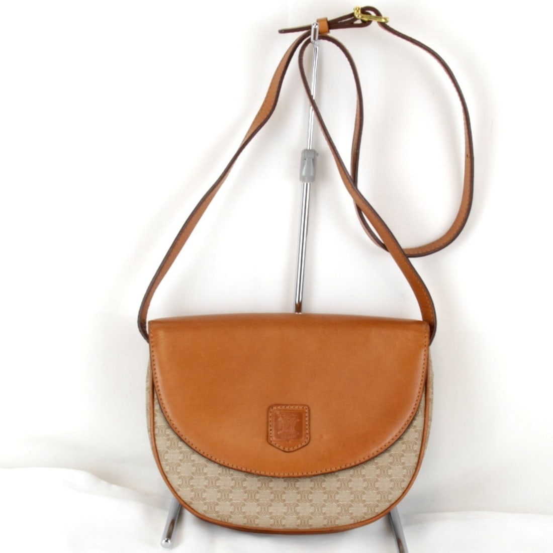 CELINE Macadam Shoulder Bag, Leather/Brown, Women's: --- Catalog ---Category: SizeSize (HxWxD): 17cm x 21cm x 4cm / 6.69'' x 8.26'' x 1.57''Category: DesignType: Shoulder bagColor: BrownGender: WomenMaterial: Leather , PVC Category: GeneralBrand: Celine