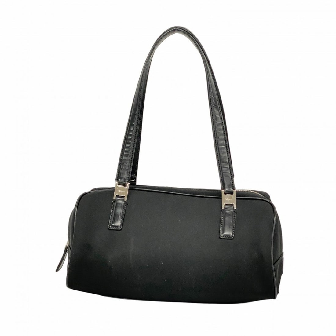 Salvatore Ferragamo handbag, nylon, black, women's.: --- Catalog ---Category: SizeSize (HxWxD): 18cm x 26cm x 8cm / 7.08'' x 10.23'' x 3.14''Category: DesignType: HandbagColor: BlackGender: WomenMaterial: Nylon Hardware Color: SilverCategory: GeneralBra