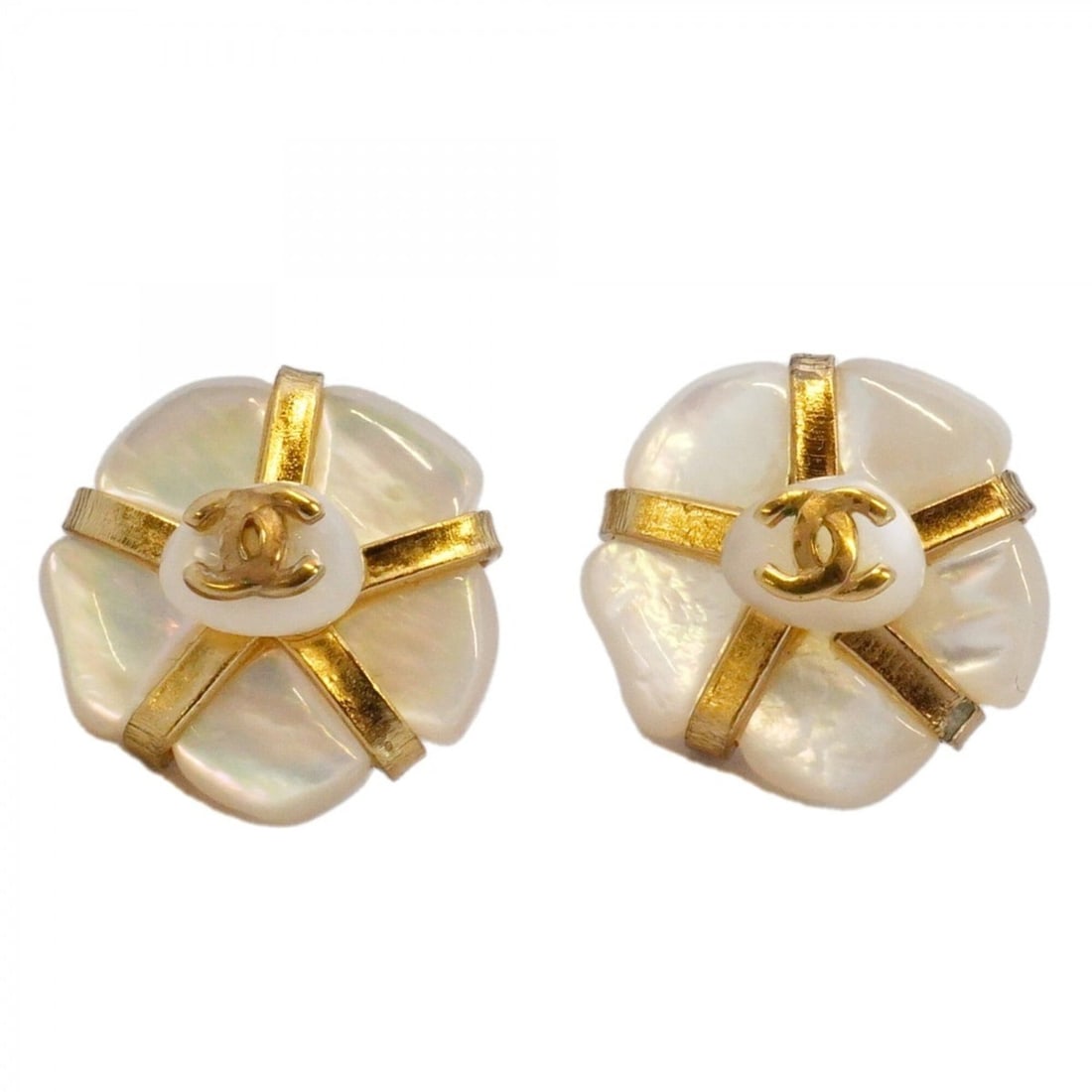 Chanel earrings, Coco Mark, Camellia, Circle, GP plated, Shell, Gold, Women's.: --- Catalog ---Category: SizeSize (HxWxD): 16.50mm x 17.00mm / 0.65'' x 0.67''Category: DesignType: Stud earringsColor: GoldGender: WomenMaterial: Gold plating, ShellCategory: GeneralBrand: Chanel--- 