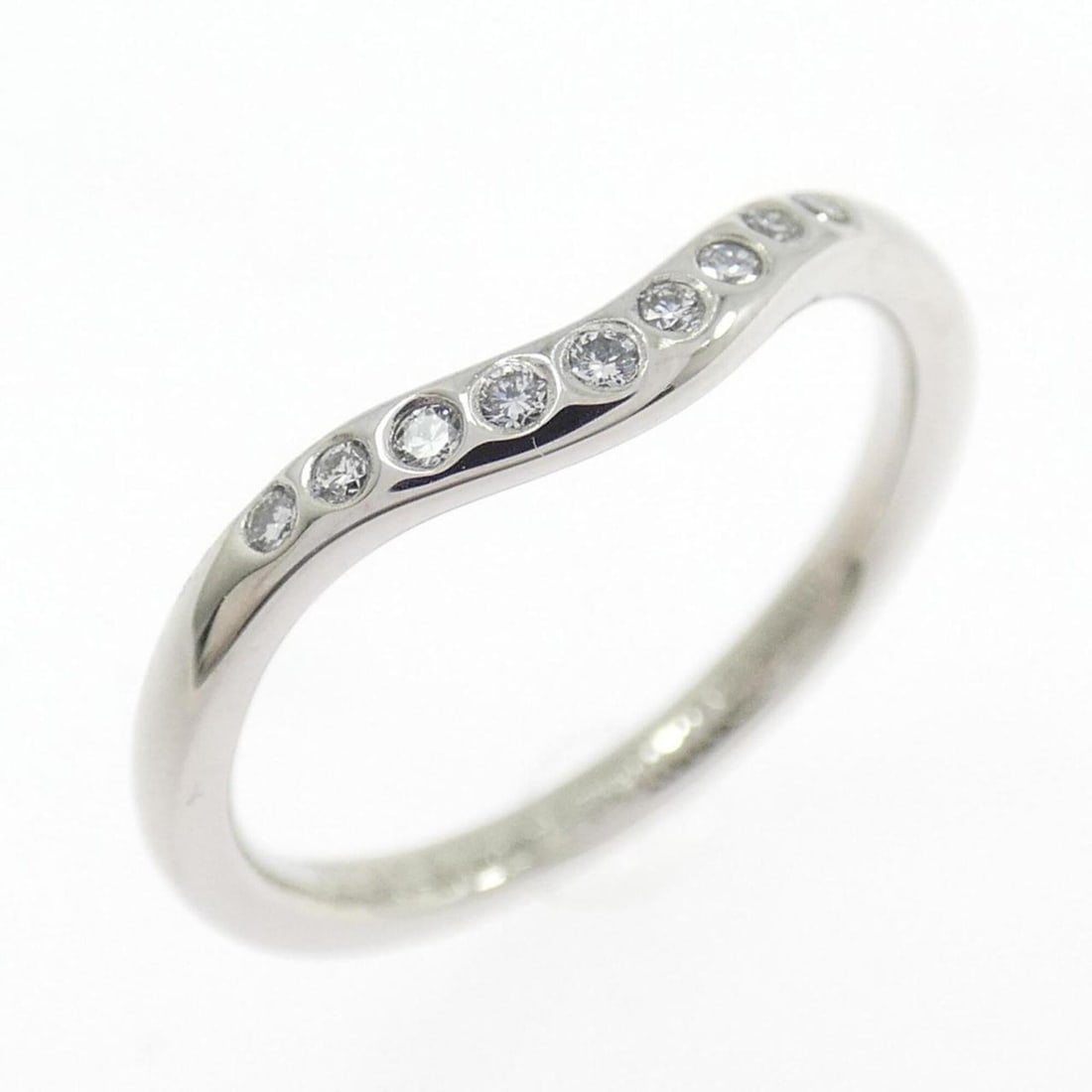 Tiffany & Co. Curved 9P Ring: --- Catalog ---Category: SizeJP Size: 7.0US Size: 4Category: DesignType: Band ringStone: DiamondGender: WomenMaterial: Platinum 950Category: GeneralBrand: Tiffany--- Item List ---Section: ConditionRan