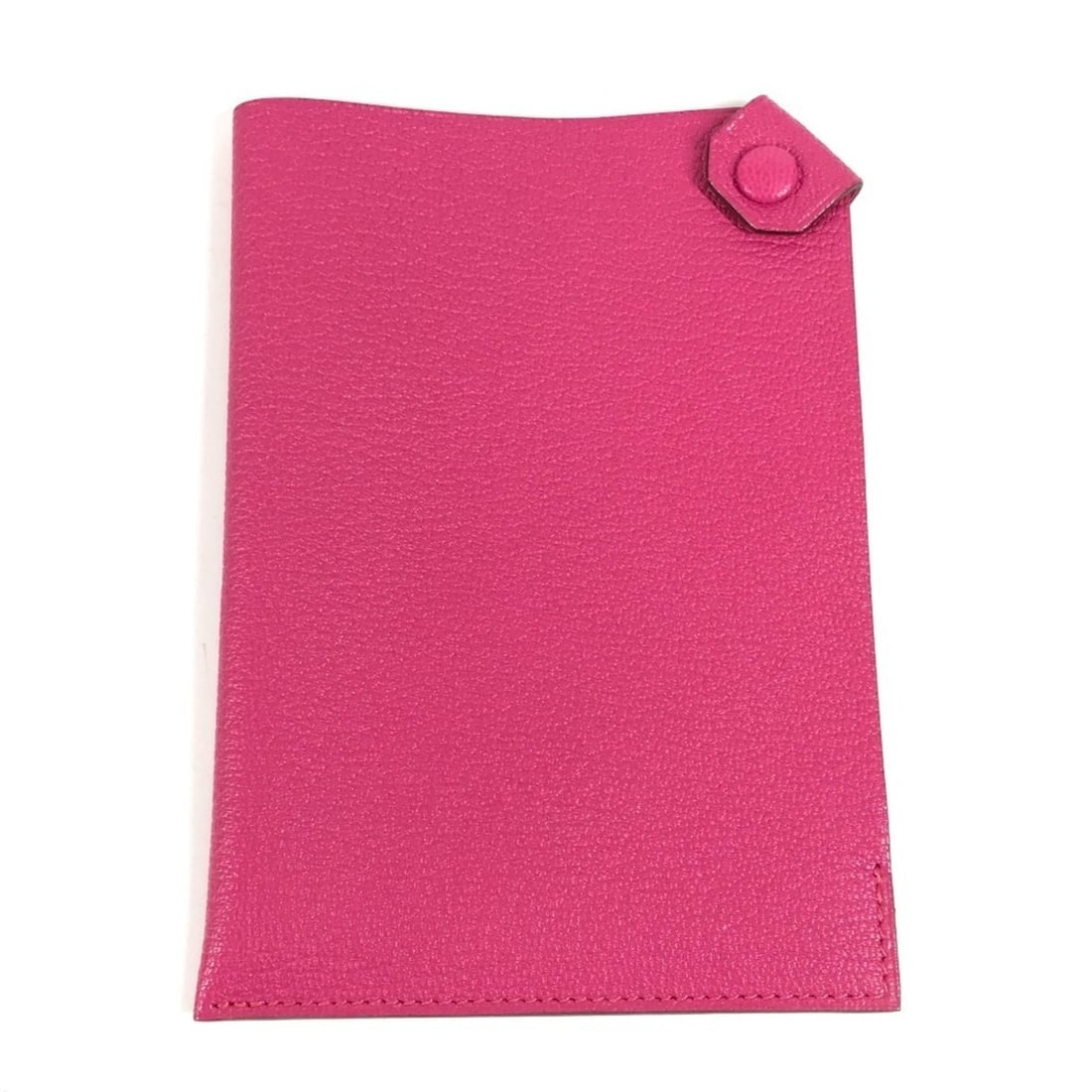 HERMES Tarmac PM Passport Case, Chevre Leather, Pink. (Suitable for men and women.): --- Catalog ---Category: SizeSize (HxWxD): 13.5cm x 9.5cm / 5.31'' x 3.74''Category: DesignType: PouchColor: PinkGender: Men,WomenMaterial: Chevre leather Category: GeneralBrand: Hermes--- Item List -