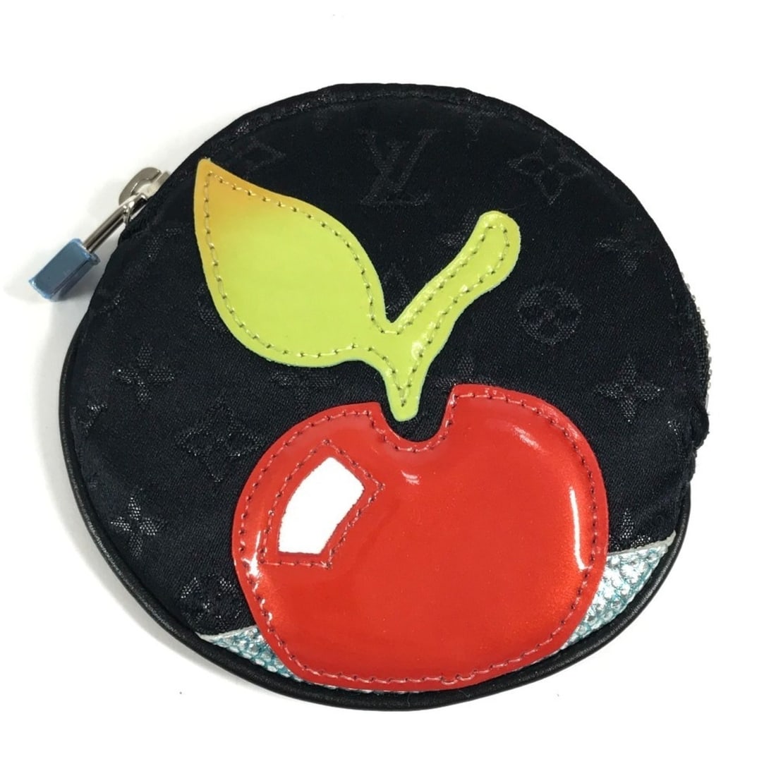 LOUIS VUITTON M92272 Monogram Satin Contes de Fées Apple Coin Purse Wallet Round Zipper Wallet/Coin: --- Catalog ---Category: SizeSize (HxWxD): 9cm x 9.5cm / 3.54'' x 3.74''Category: DesignType: Coin purse/coin caseColor: Black, MonogramGender: Men,WomenMaterial: Monogram Satin Category: GeneralMPN: 