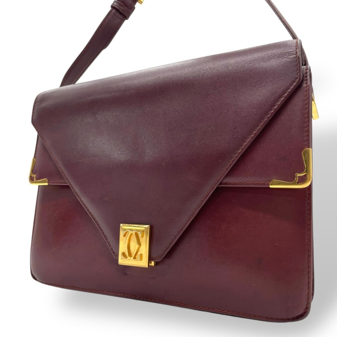 Cartier Must de Leather Shoulder Bag Messenger Bordeaux Gold Hardware Women's K3: --- Catalog ---Category: SizeSize (HxWxD): 18cm x 24cm x 5cm / 7.08'' x 9.44'' x 1.96''Category: DesignType: Messenger bag, Shoulder bagColor: BordeauxGender: WomenMaterial: Leather Category: GeneralB