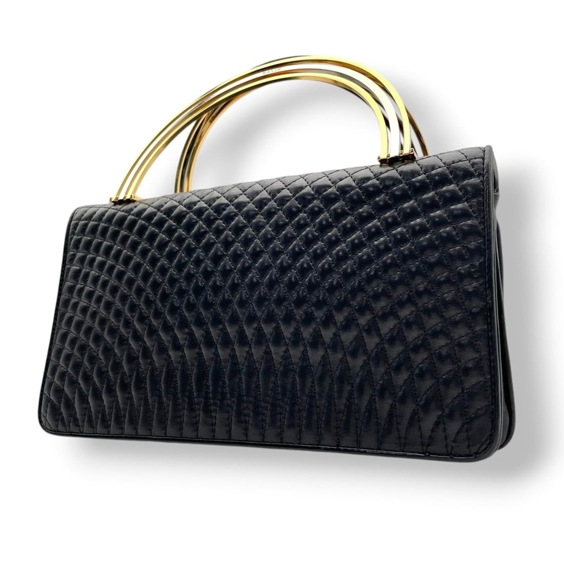 Bally handbag, black with gold hardware, embossed leather, women's, S91: --- Catalog ---Category: SizeSize (HxWxD): 13cm x 24cm x 4cm / 5.11'' x 9.44'' x 1.57''Category: DesignType: HandbagColor: Black, GoldGender: WomenMaterial: Leather Category: GeneralBrand: Bally--- It