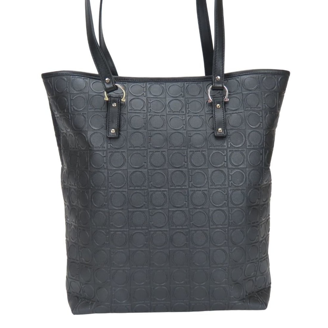Salvatore Ferragamo Gancini Tote Bag AU-21 4909 Black Embossed Leather Women's: --- Catalog ---Category: SizeSize (HxWxD): 31cm x 34cm x 11cm / 12.2'' x 13.38'' x 4.33''Category: DesignType: Tote bagColor: BlackGender: WomenMaterial: PVC Category: GeneralLine: GanciniBrand: Salva