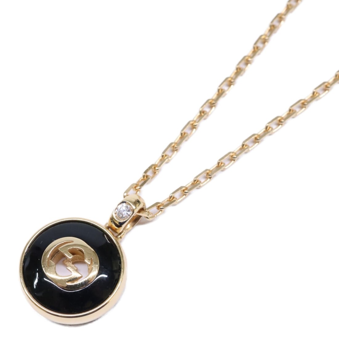 GUCCI 789340 18K Yellow Gold Onyx 0.021ct Diamond Interlocking Necklace for Women: --- Catalog ---Category: SizePendant Size: 11mm x 11mm / 0.43'' x 0.43''Neck Circumference: 46 cm / 18.11''Category: DesignColor: Yellow goldStone: Diamond, OnyxGender: WomenMaterial: Yellow gold (18K