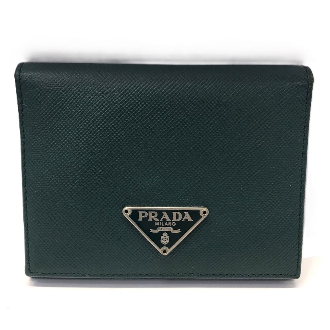 Prada Saffiano Card Case Coin Purse Green Triangle PRADA: --- Catalog ---Category: SizeSize (HxWxD): 8cm x 10cm x 1cm / 3.14'' x 3.93'' x 0.39''Category: DesignType: Wallet (bi-fold)Color: GreenGender: WomenMaterial: Saffiano triangle Category: GeneralBrand: