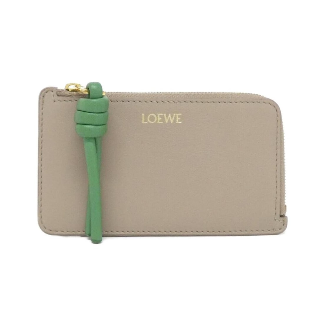 Loewe CEM1Z40X02 Wallet/Coin Case: --- Catalog ---Category: SizeSize (HxWxD): 7cm x 12.5cm x 1cm / 2.75'' x 4.92'' x 0.39''Category: DesignType: Coin purse/coin caseColor: Green, SandGender: Women,MenMaterial: Leather Category: General