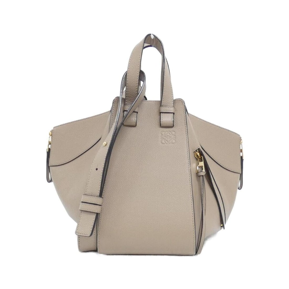 Loewe Hammock Small A538S35X18 Shoulder Bag: --- Catalog ---Category: SizeSize (HxWxD): 25cm x 14cm x 28cm / 9.84'' x 5.51'' x 11.02''Category: DesignType: Shoulder bagColor: SandGender: WomenMaterial: Leather Category: GeneralBrand: Loewe--- It